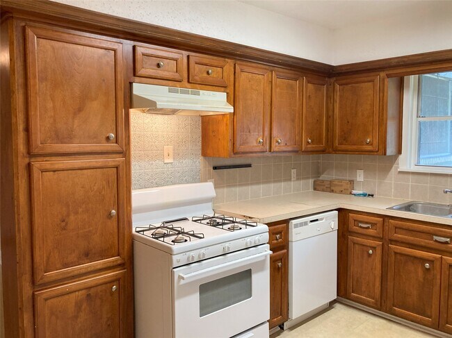 Building Photo - 1202 Dunstan Rd