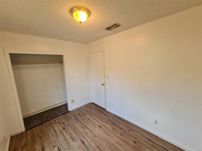 Building Photo - Washer/Dryer Included! No Carpet to worry ...