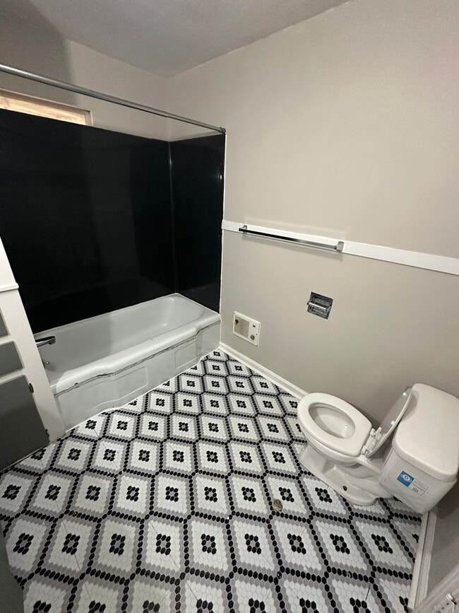 Building Photo - 2 Bedroom, 1 Bath House w/ Basement and Do...