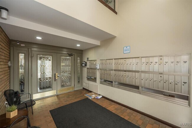 Building Photo - 950 E Rue De La Banque