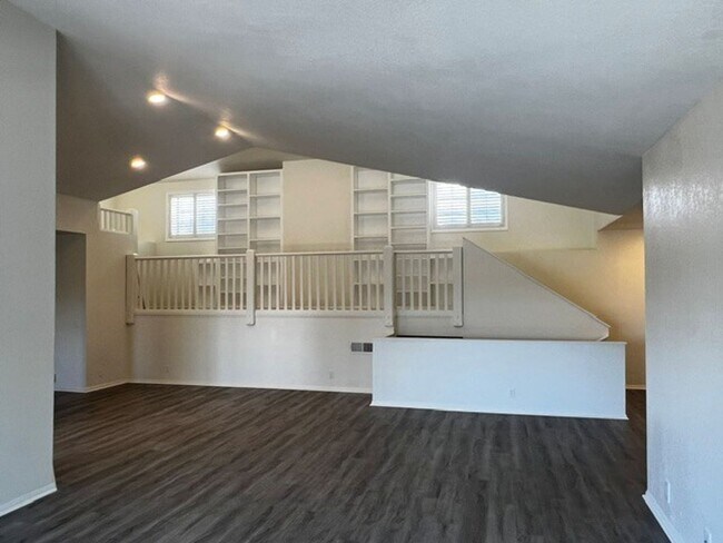 Building Photo - 736 Hillside Dr