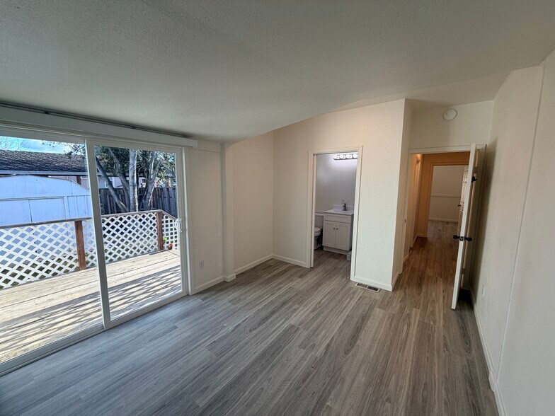 Building Photo - 394 N Livermore Ave