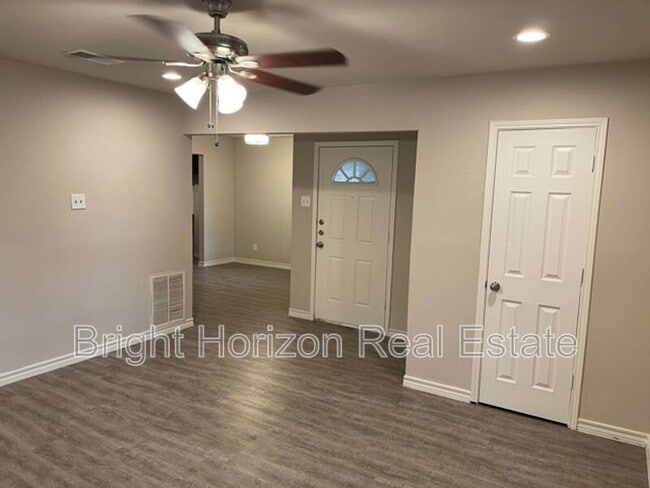 Building Photo - 1017 Mullins St