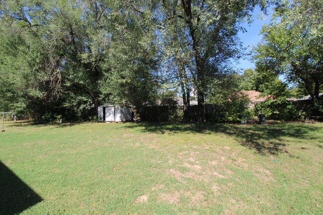 Building Photo - 1908 Sycamore Pl