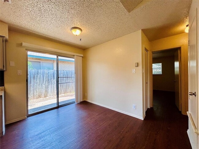 Building Photo - 8802 Pineridge Dr