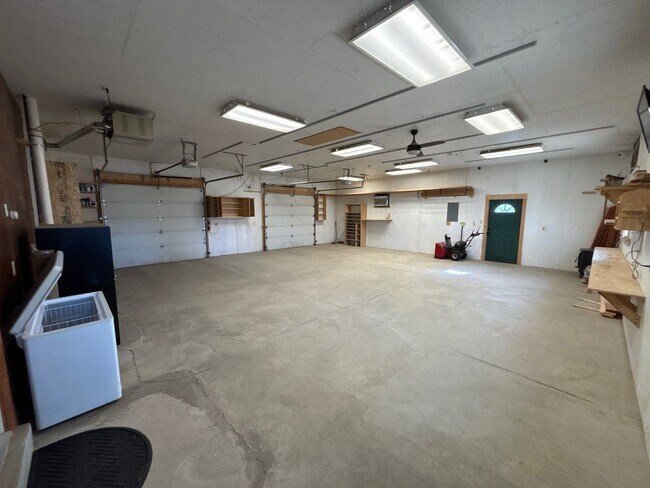 Building Photo - 218 6th St