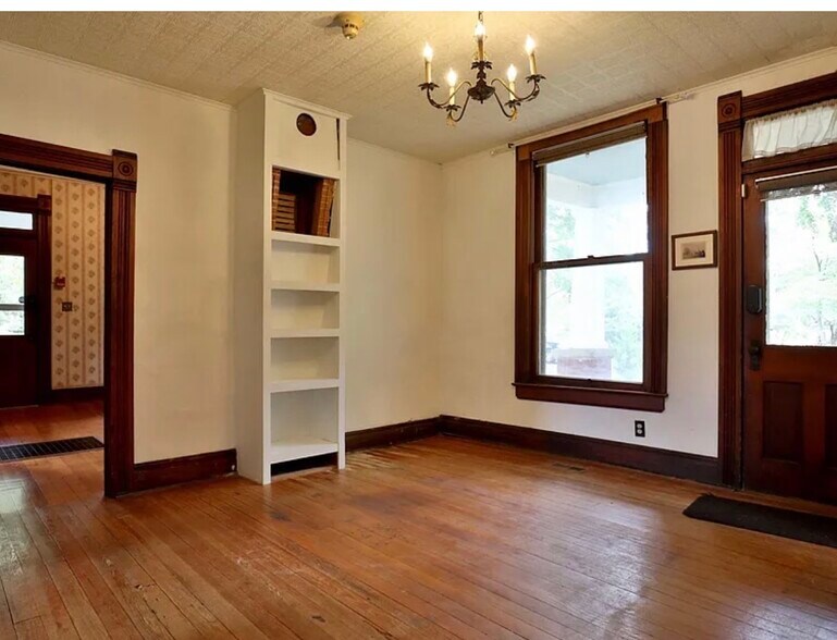 Building Photo - 317 E Glenwood St