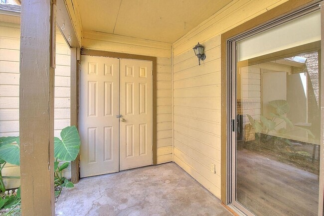 Building Photo - 2314 Capitan Dr