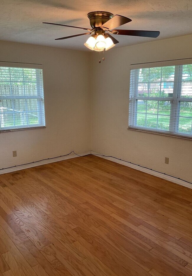 Building Photo - Beautiful Remodeled Home In Floral Park Neighborhood