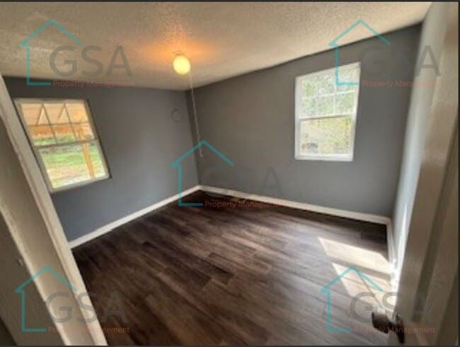 Building Photo - 2 Bedroom 1 Bath