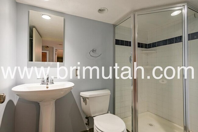 Building Photo - 628 Browning Ave