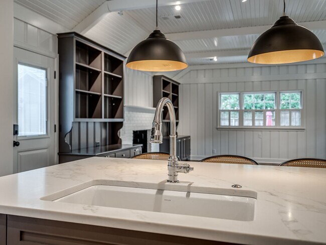 Building Photo - Luxury Living in the Heart of Tulsa