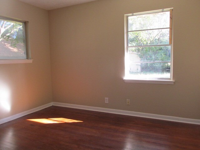 Building Photo - 2105 Bush Dr