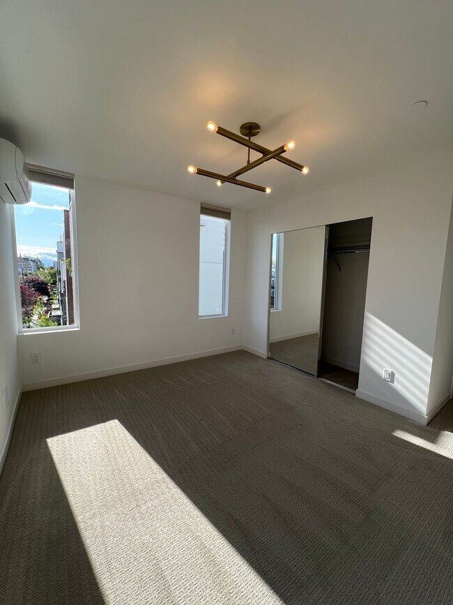 Building Photo - Beautiful Blackwood Home Ballard!