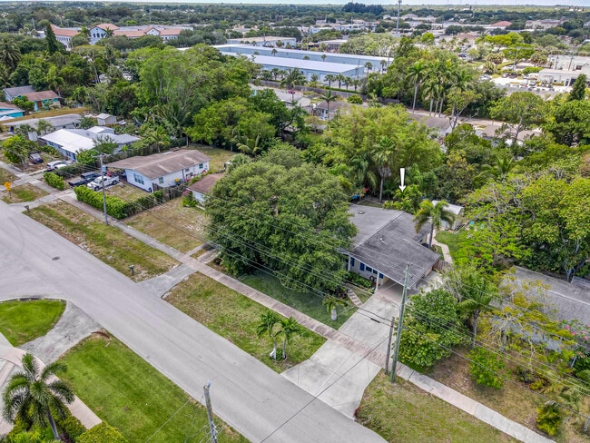 Building Photo - 404 S Caloosahatchee Ave
