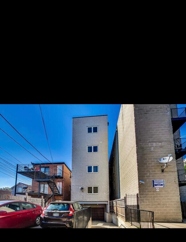 Building Photo - 2117 W Gladys Ave