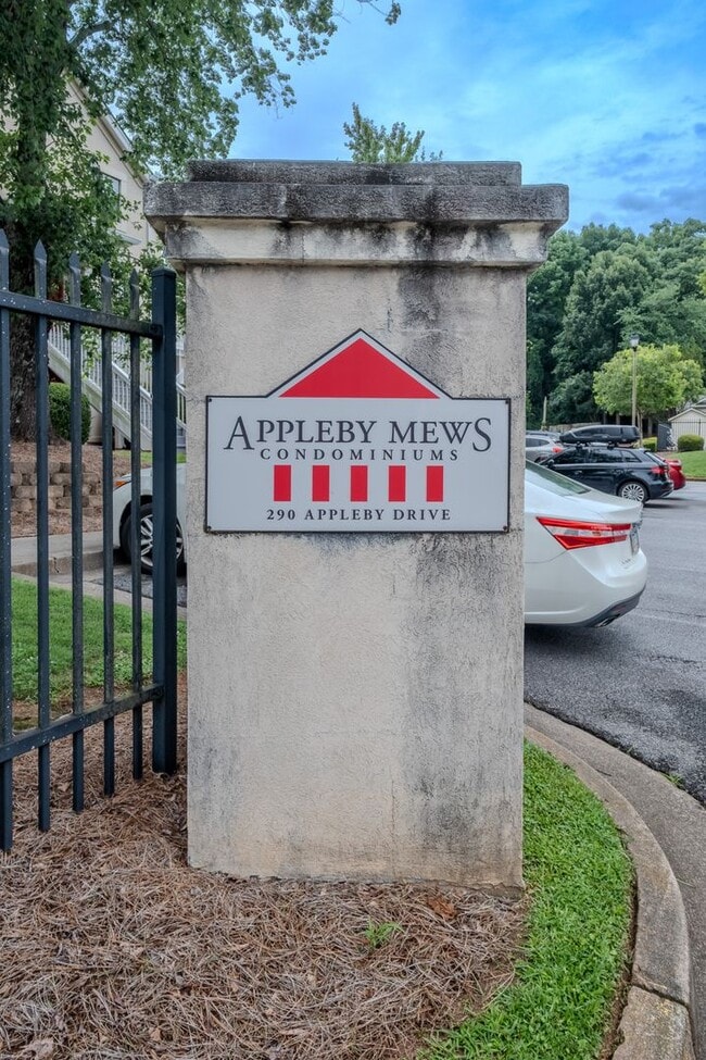 Building Photo - ***HALF OFF 1st Months Rent If Leased by 8/1/2026*** Fully Furnished 2BR/2.5BA Townhome Near UGA ...