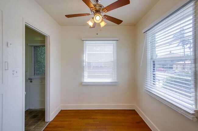 Building Photo - Spanish Craftsman Garden Apartments Banker...