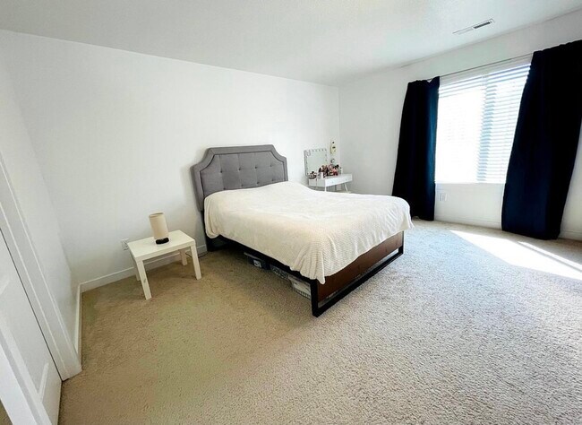 Building Photo - 503 S Valkyries Ln