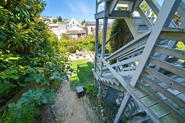 Building Photo - 438 30th St