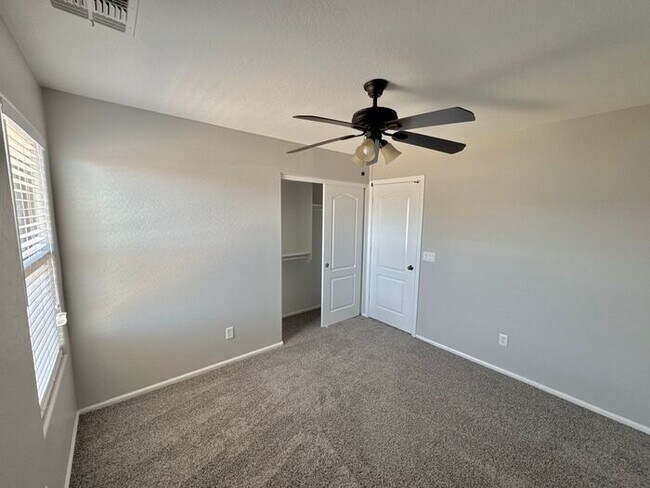 Building Photo - Stunning 4Bedrooms/2.5 Bath Home!