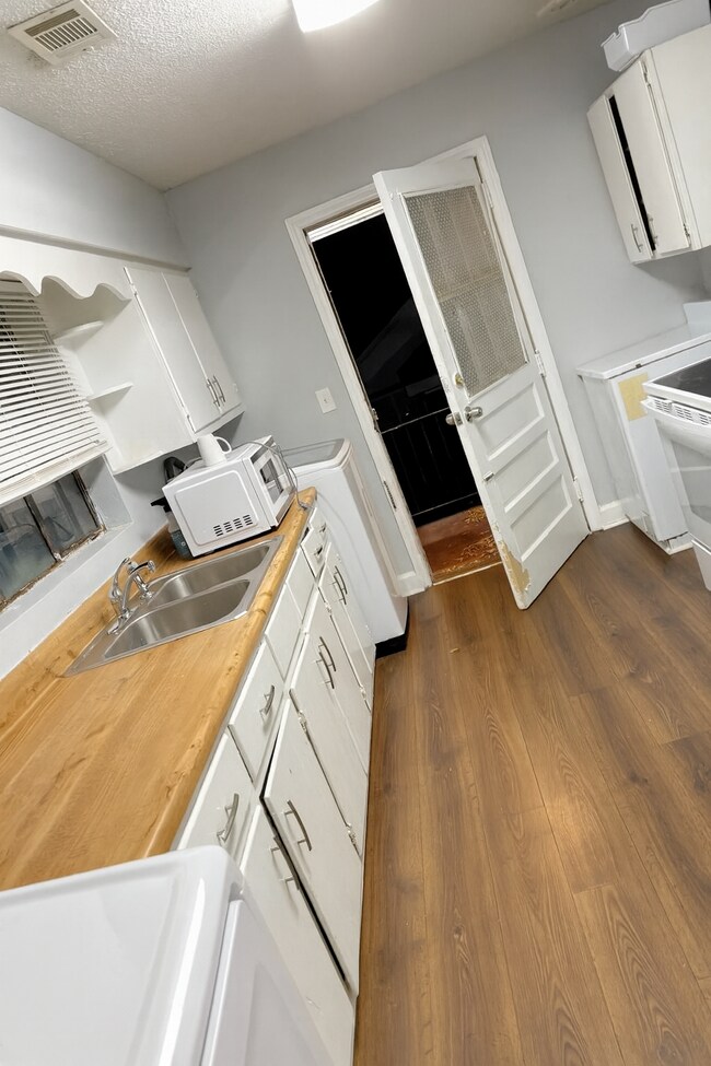 Building Photo - 290 Clisby Pl