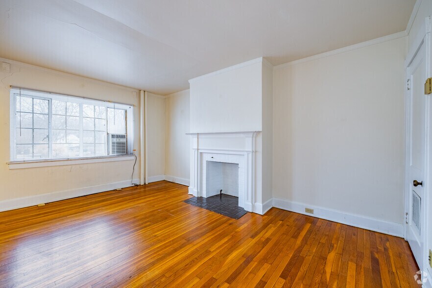 1BR, 1BA - 700SF - Living Room - Mariemont Square