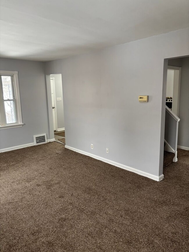 Building Photo - Euclid single home