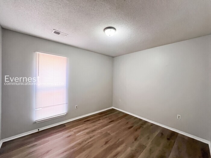 Building Photo - 1208 W E Ross Pkwy