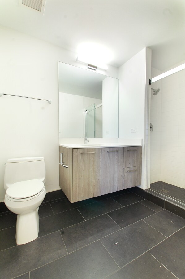 Building Photo - 1715 W Roscoe St