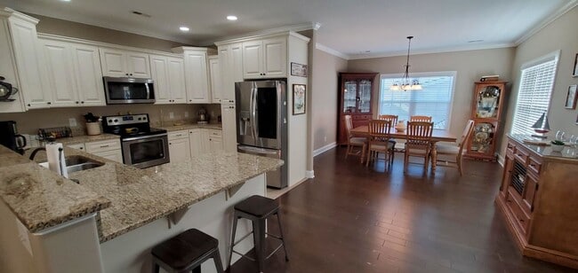 Building Photo - 284 Piper Glen