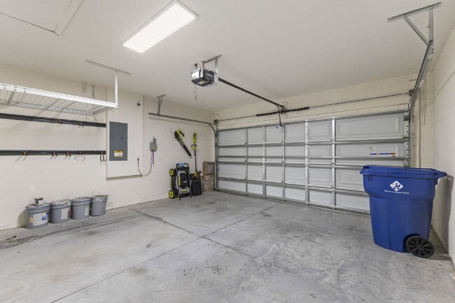 Building Photo - BEAUTIFUL Home For Rent in Epperson Lagoon!