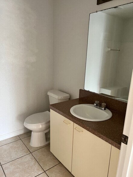 Building Photo - 2550 N Alafaya Trl