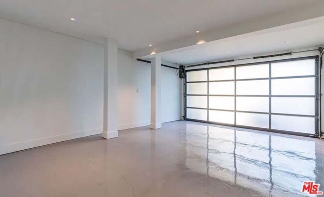 Building Photo - 1271 Sunset Plaza Dr
