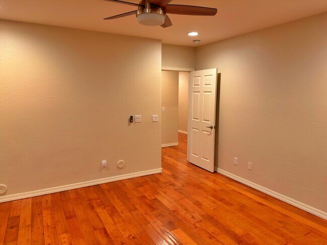 Building Photo - 737 E Charlevoix Ave