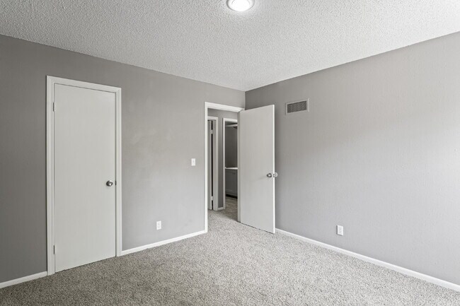 Building Photo - Spacious and updated townhome in Olathe!  1st month is Free!*