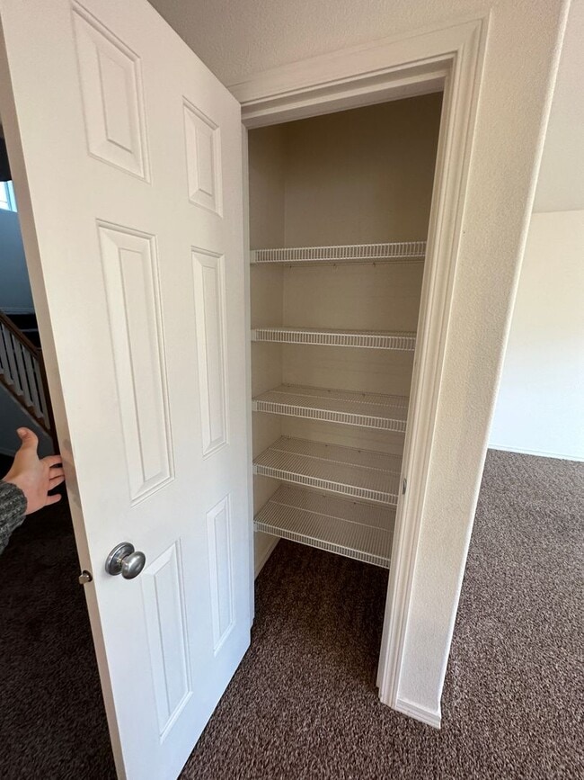 Building Photo - Spacious 2 bed/2.5 bath with bonus room townhome off Road 68