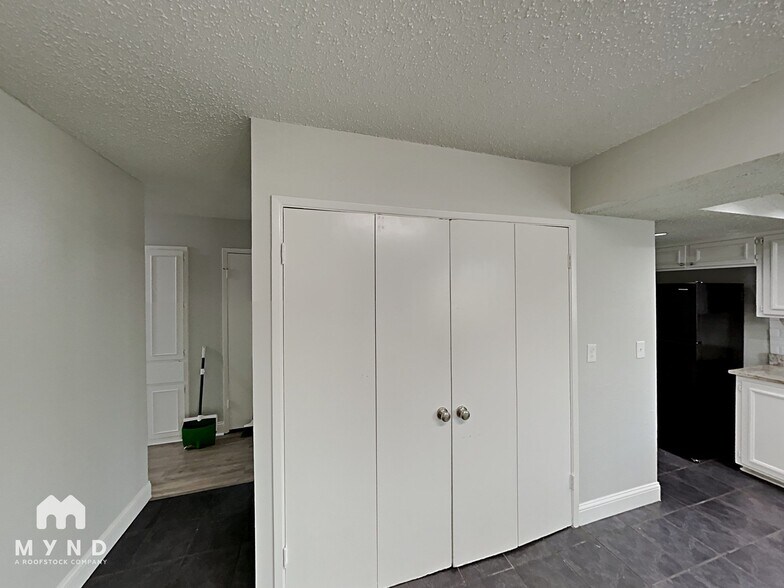 Building Photo - 1303 Hillsdale Dr