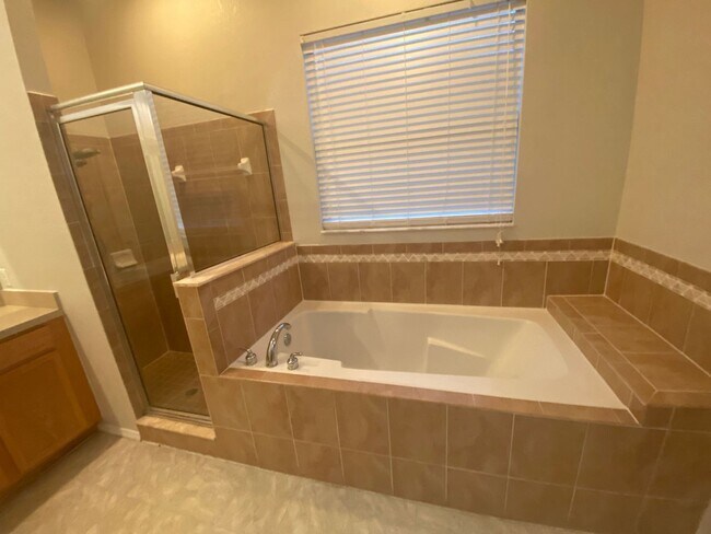 Building Photo - 4 Bedroom 2 Bath home in Winter Haven for RENT!