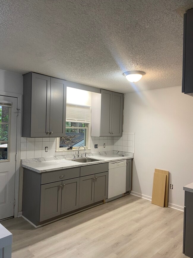 Building Photo - 1816 Azalea Ave