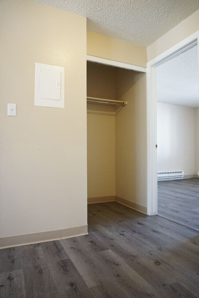 Building Photo - Spacious 2 Bedroom Condo