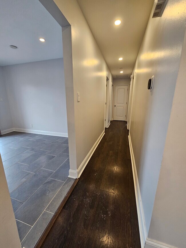 Building Photo - 9536 Elmwood Dr