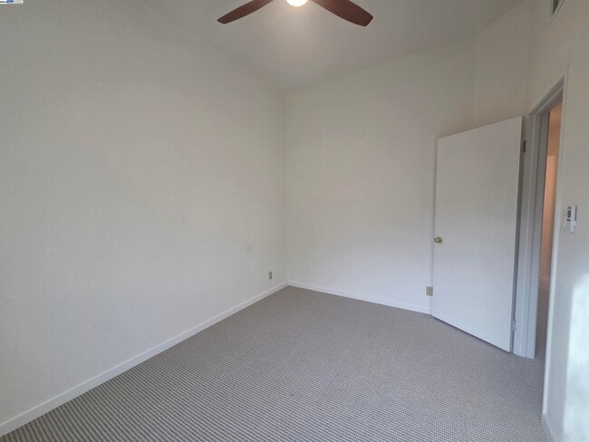 Building Photo - 6084 Vía de los Cerros