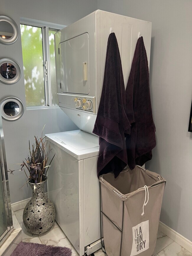 Washer dryer - 6006 Donna Ave