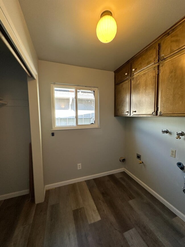 Building Photo - 1310 W Magill Ave