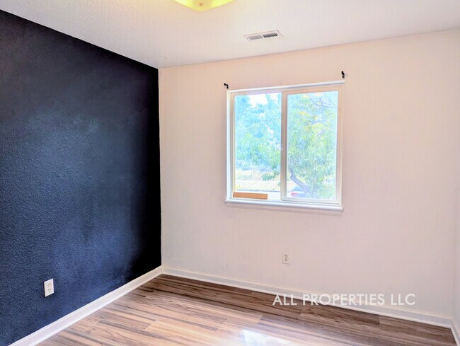 Building Photo - 1617 W 39th Ave