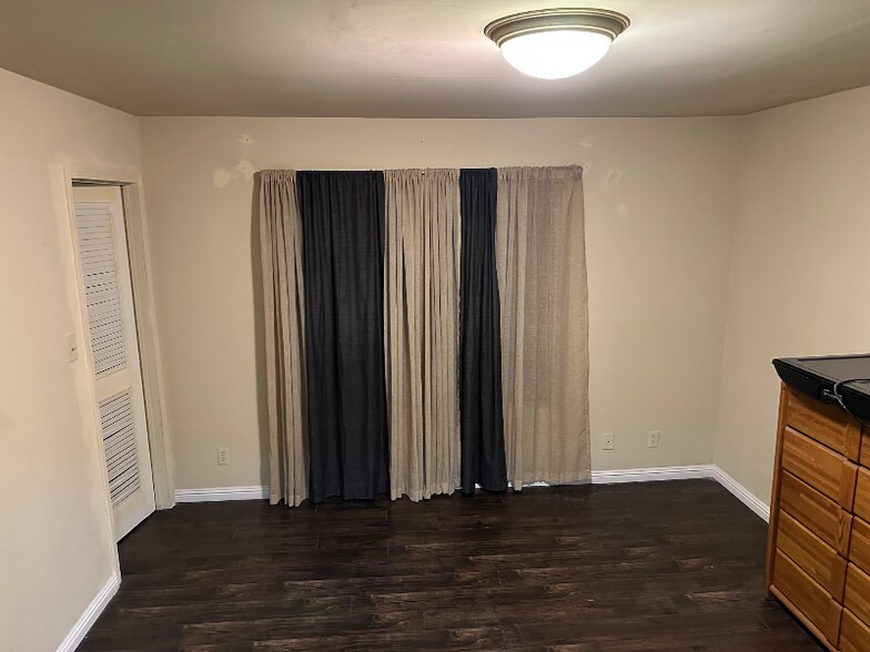 Building Photo - 5903 Bromley Ave