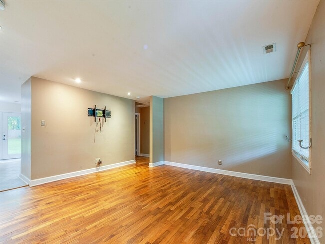 Building Photo - 2329 Kingsbury Dr