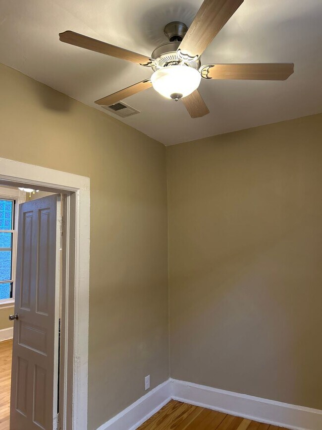 Building Photo - 862 N Hermitage Ave