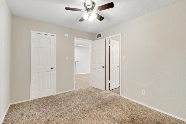 Building Photo - 1522 Broadmoor Dr